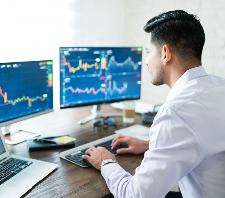 Ein Mann am Computer analysiert Diagramme